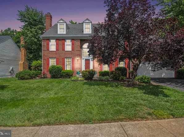 811 Autumn Breeze Ct, Herndon, VA 20170