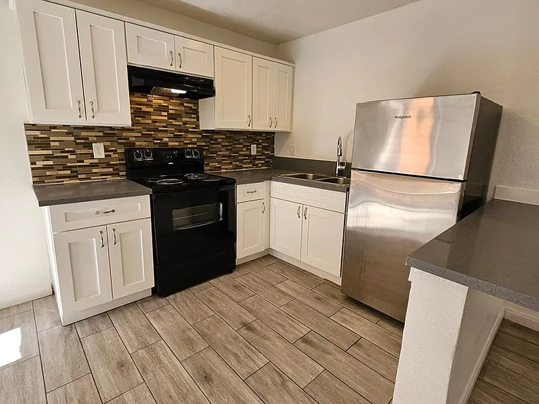 1509 E Harmon Ave — Photo 4