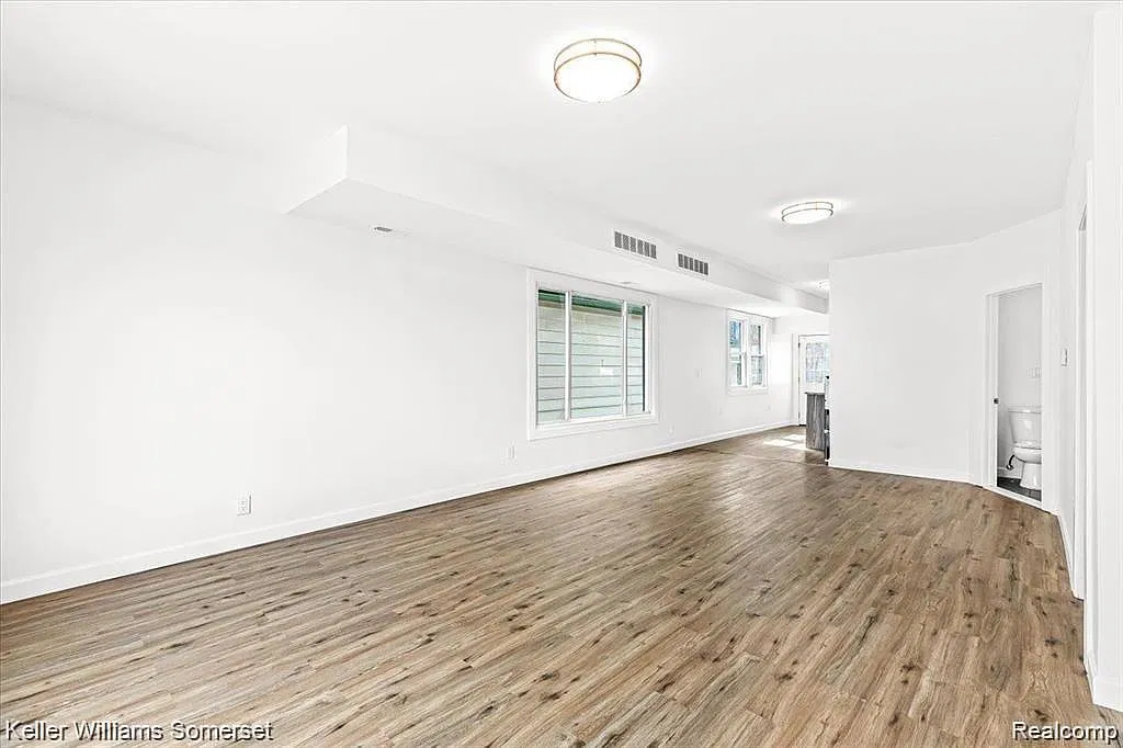 2 bed, 1.0 bath, 900 sqft, $1,295 — Photo 4