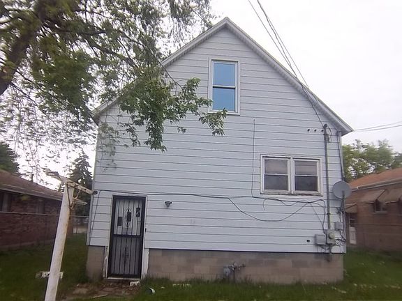 3rd image of 715 Sibley Blvd