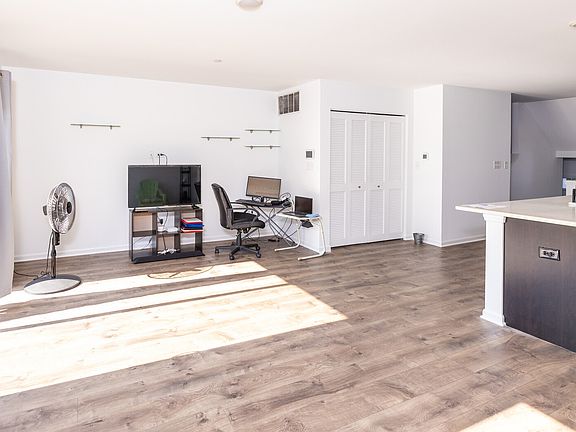 5th image of 908 Bradford Dr