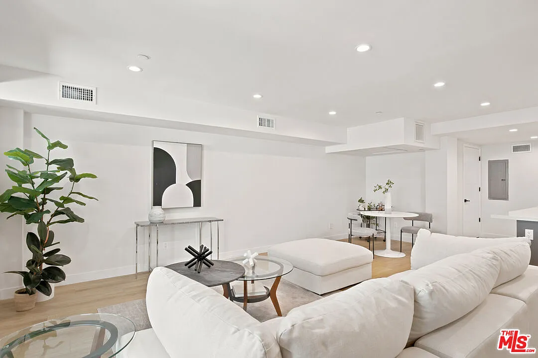 3 bed, 2.5 bath, 1759 sqft, $6,600 — Photo 3
