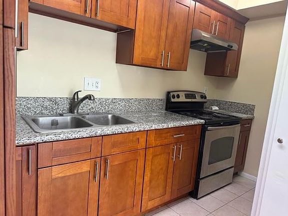 3rd image of 11005 Kittridge St APT 106