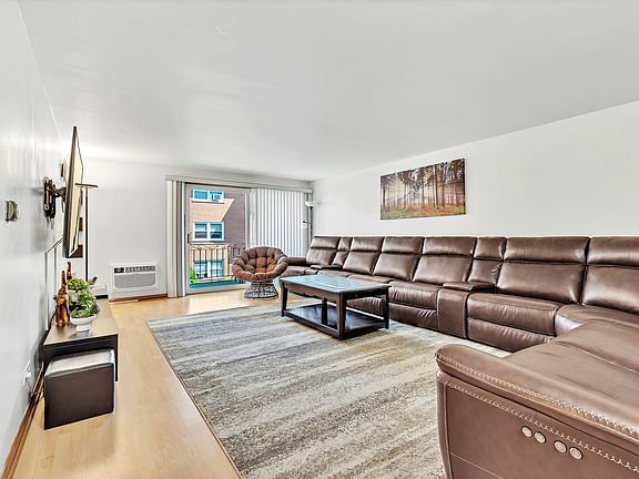 4th image of 5440 W Windsor Ave APT 2C