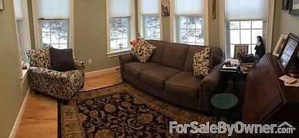 Office/Den Area : Windows on three walls makes this a very bright, open space.