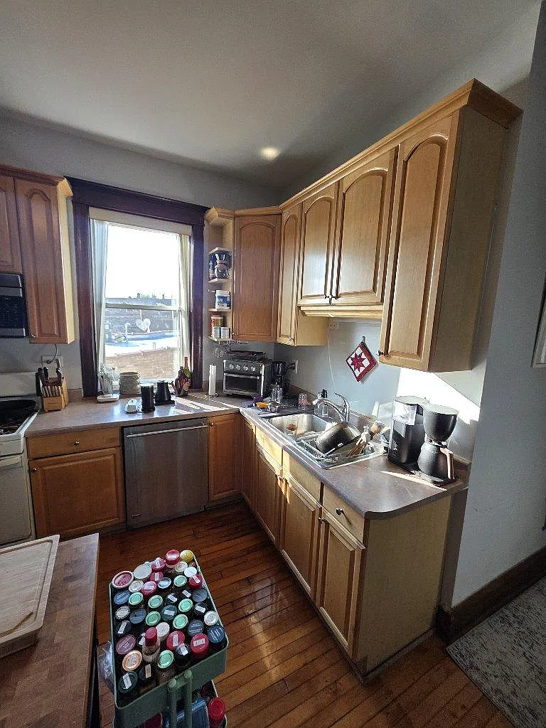 3 bed, $2,385 — Photo 2