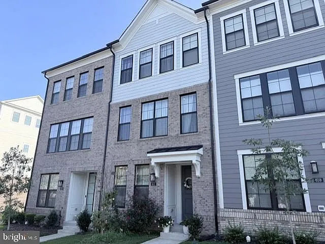 4 bed, 3.5 bath, 2552 sqft, $3,500 — Photo 1