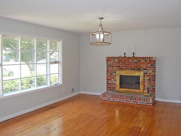 3rd image of 802 Cottonwood Dr