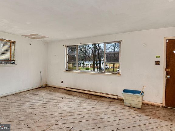 3rd image of 9529 Sherwood Dr