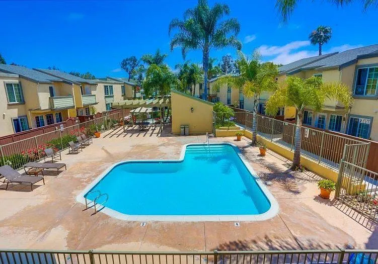 4 bed, 1096 sqft, $4,275 — Photo 3