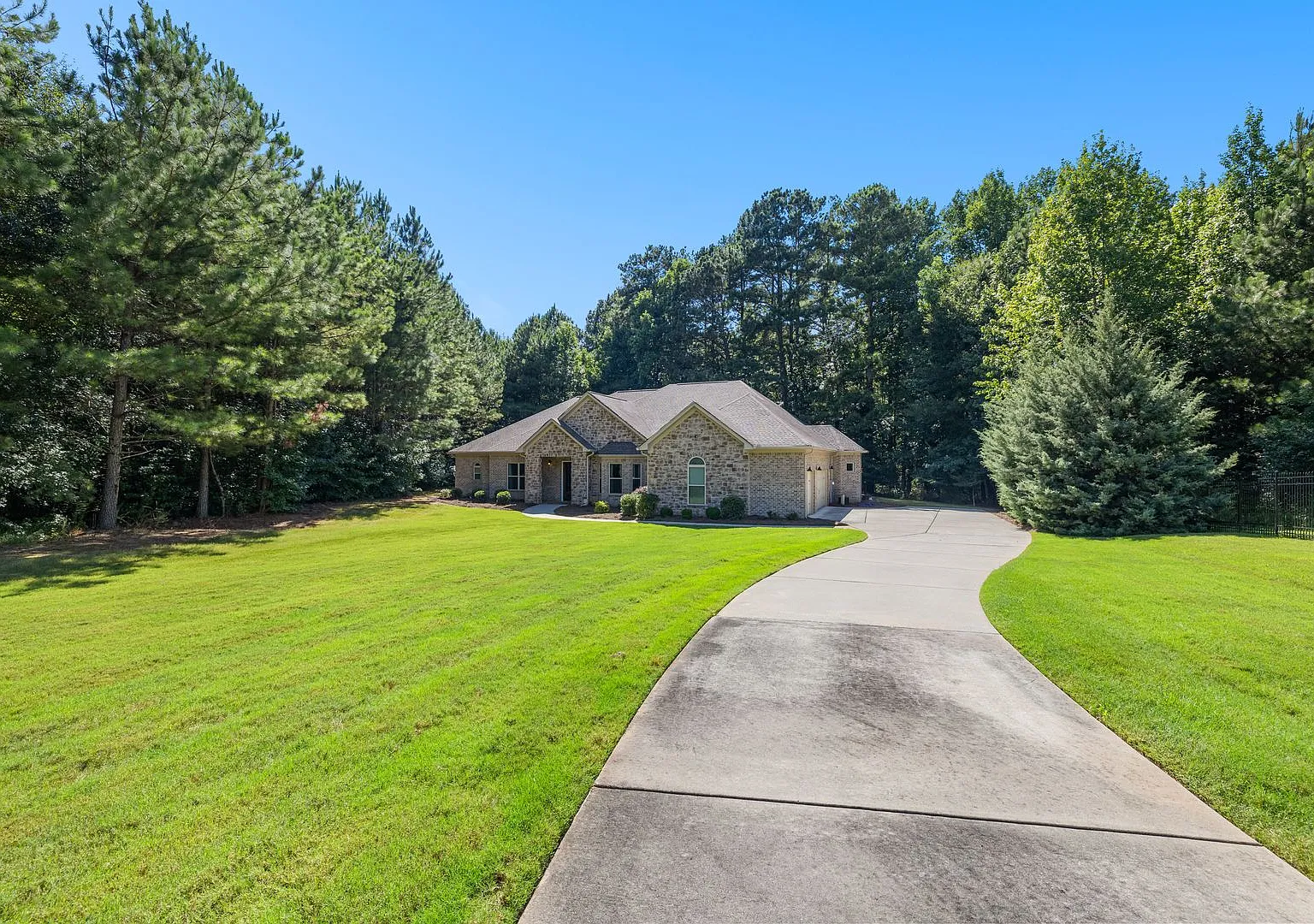 4BR Estate Home on 2.5 Acres Near Trilith — Photo 3