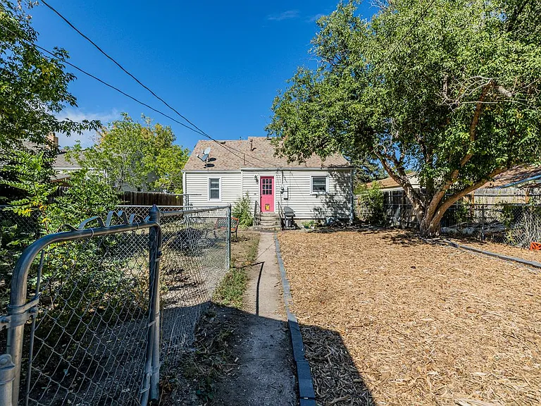 909 W 28th St — Photo 26