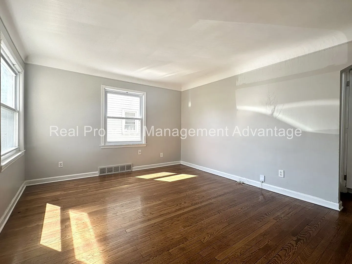 3 Bedroom Bungalow in the Heart of Roseville! — Photo 2