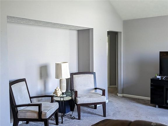 4th image of 275 Broadleaf Cir