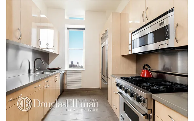 Sold by Douglas Elliman | media 24