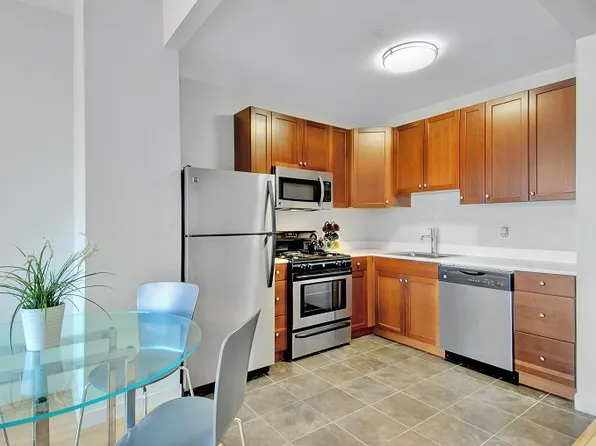 373 Wythe Avenue image 3 of 11