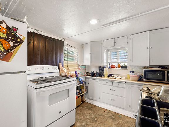 3rd image of 436 Oak St