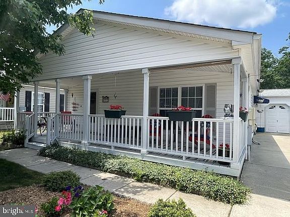 2nd image of 32 Knollwood Dr