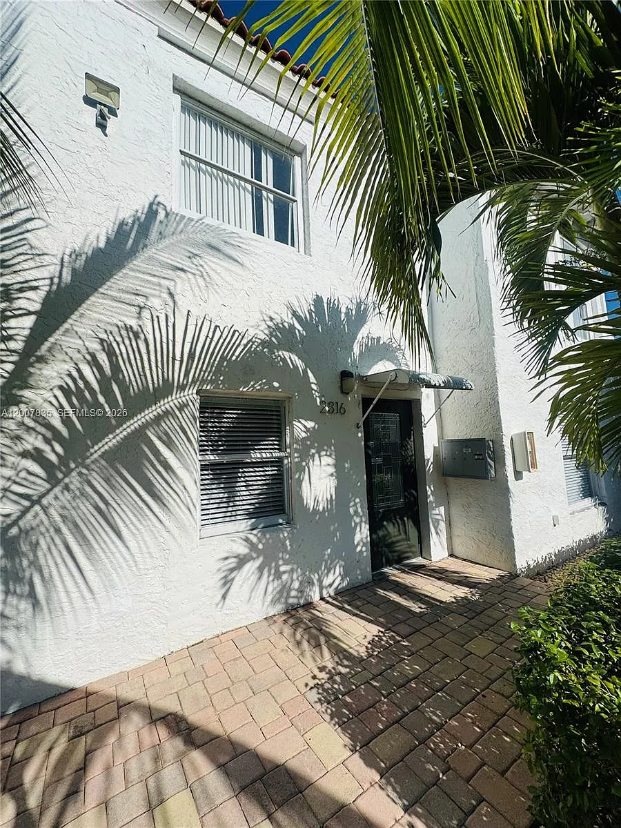 Building Photo - 2816 Pine Tree Dr #3