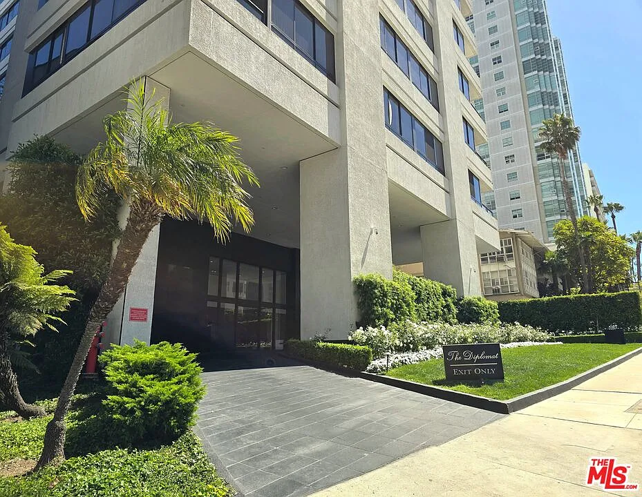 2 bed, 3.0 bath, 2352 sqft, $9,000 — Photo 1