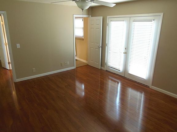 3rd image of 824 Littleton Dr