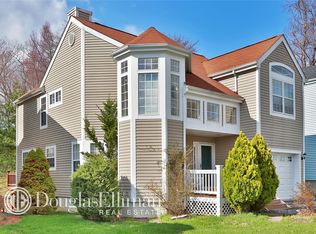 128 Hitching Post Ln, Yorktown Heights, NY 10598