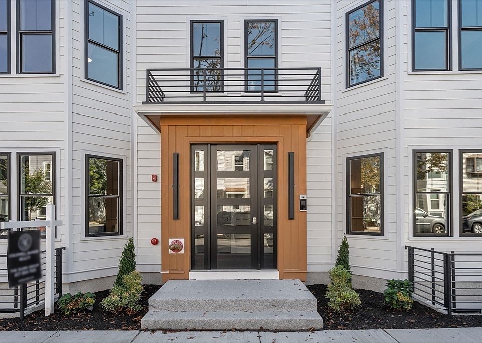 1st image of 527 E 7th St #101