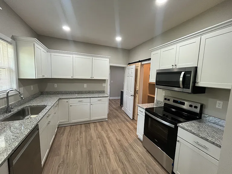806 White Rose St — Photo 4