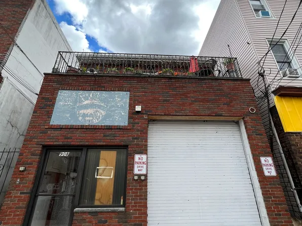 908 New York Avenue image 1 of 6