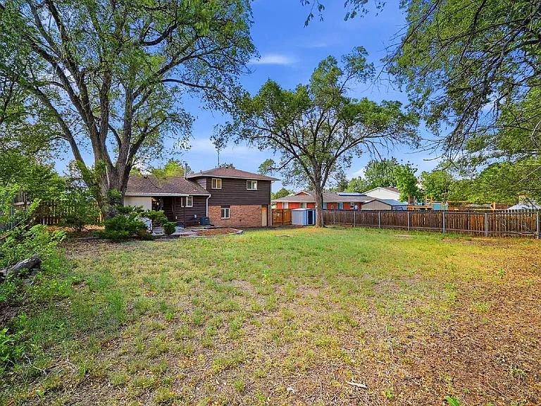 1087 Hathaway Dr — Photo 27