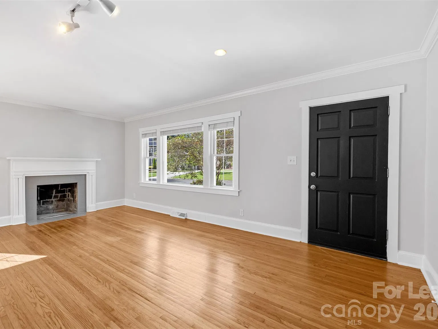 2 bed, 1.0 bath, 961 sqft, $2,450 — Photo 4
