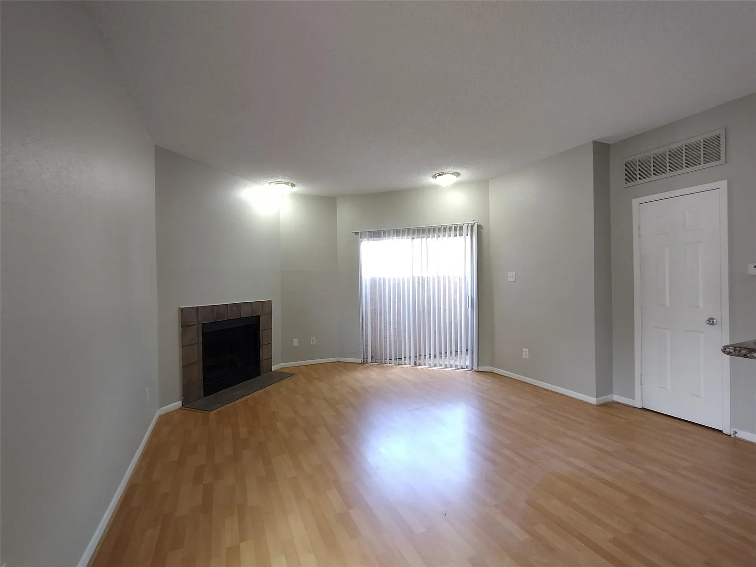 1 bed, 1.0 bath, 643 sqft, $998 — Photo 2