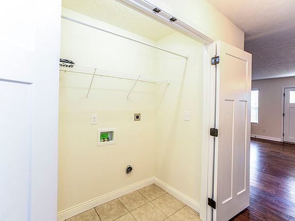 3rd image of 208A Oaklawn Ave