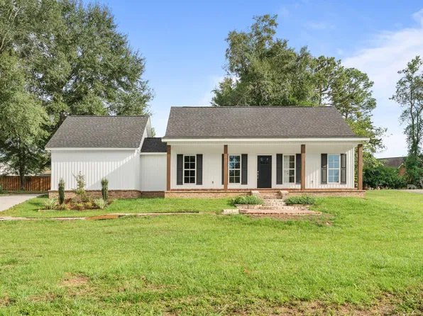1131 E Lakeshore Dr, Carriere, MS 39426