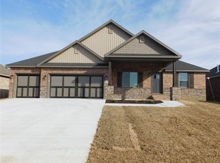 932 Pinnacle St, Prairie Grove, AR 72753