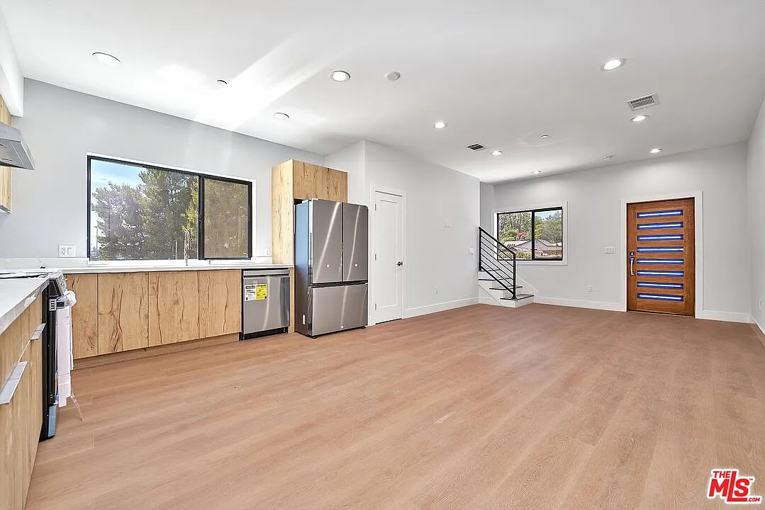 2 bed, 1.5 bath, 1100 sqft, $3,500 — Photo 3