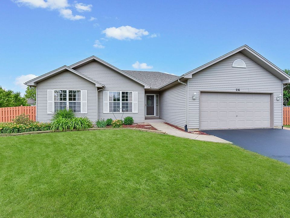 Beautiful curb appeal on this home nestled at the end of a cud-de-sac.  Fully fenced yard!