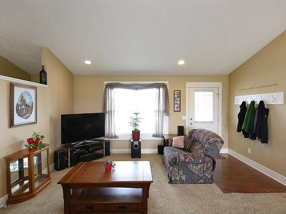 4th image of 30 Horseshoe Ct
