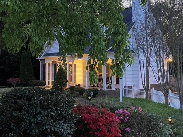 2057 Cynthia Dr, Mount Airy, NC 27030