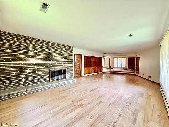 3rd image of 1050 Melwood Dr NE