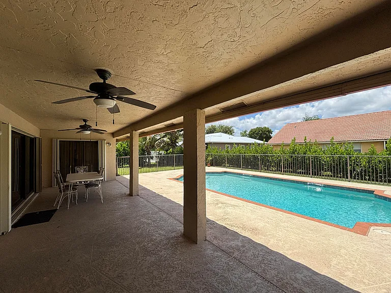 2153 Amesbury Cir — Photo 27