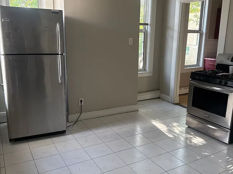 865 Eddy St — Photo 3