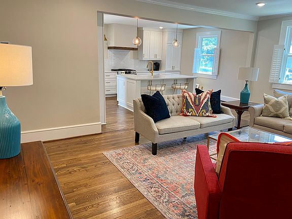3rd image of 10 Brookway Dr