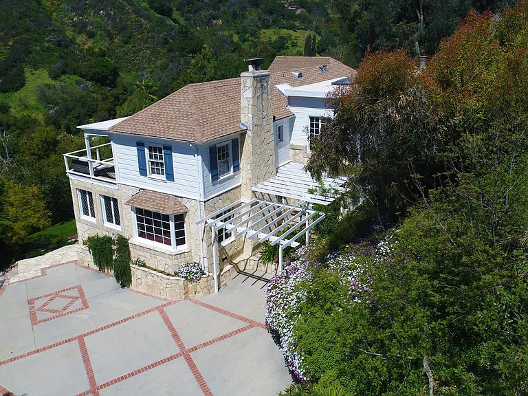 2400 Benedict Canyon Dr — Photo 7