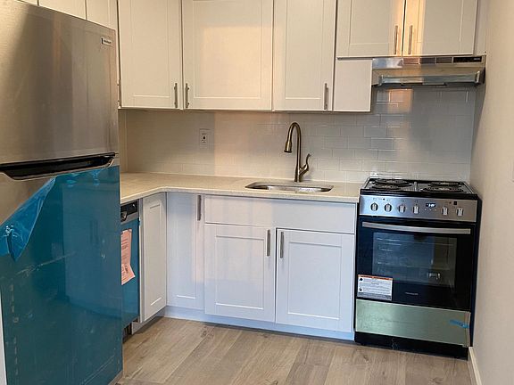 2nd image of 999 Forest Ave APT 4K