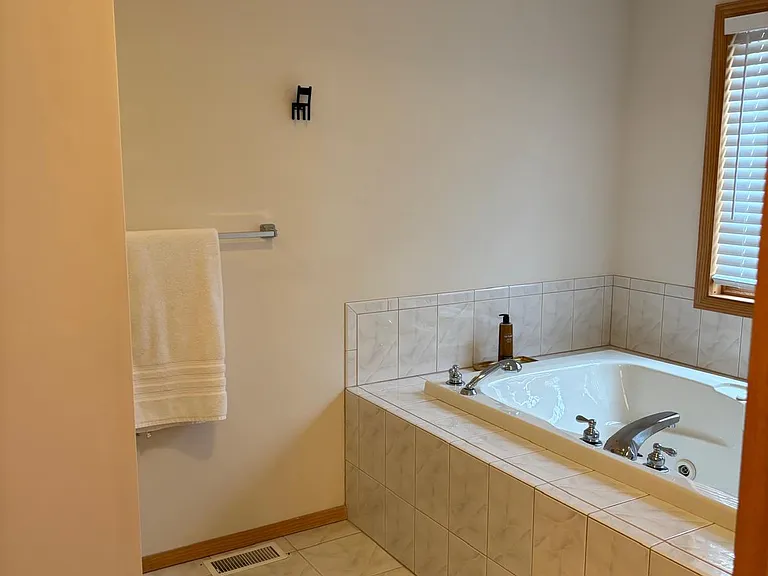 142 Eisenhower Dr — Photo 15