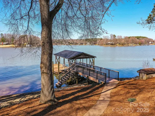 4046 Rhynland Dr, Sherrills Ford, NC 28673