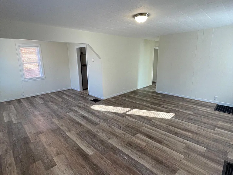 6016 Graceland Ave — Photo 4