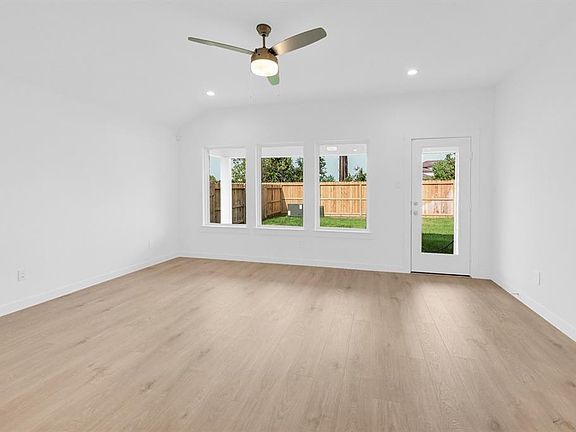 4th image of 4943 Oakwood Drive