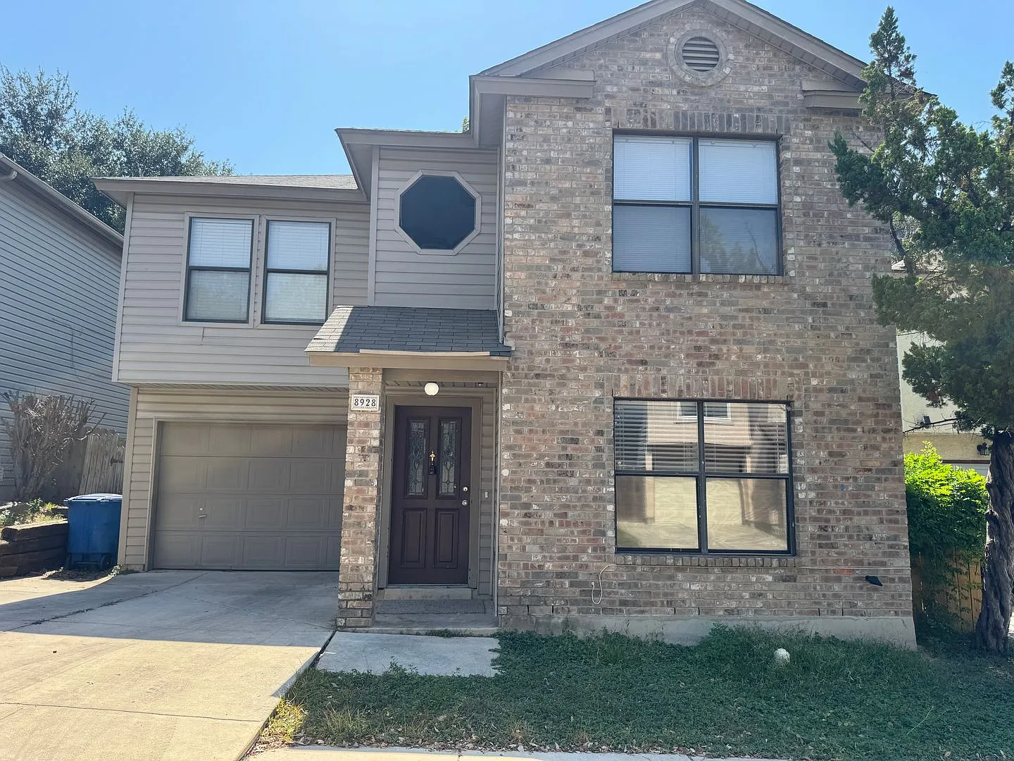 1449/MONTH-18 month lease 1525/MONTH-12 month lease** Single Family Home in Medical Center — Photo 1